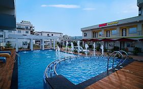 Holiday Beach Resort !! Beach Distance 50 Mts !!